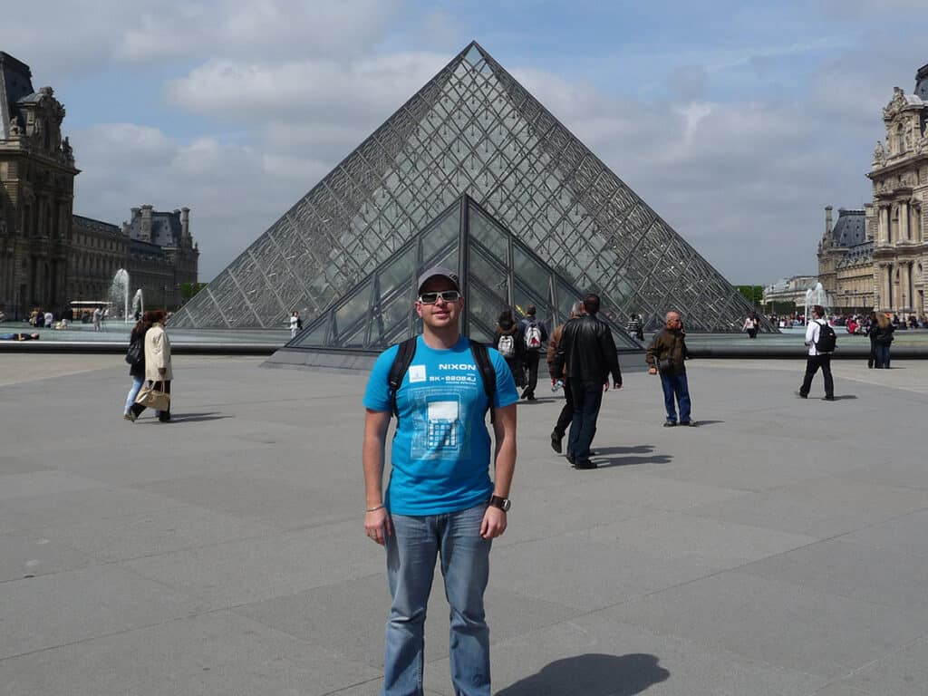 Chris standing in front of of the Musée du Louvre